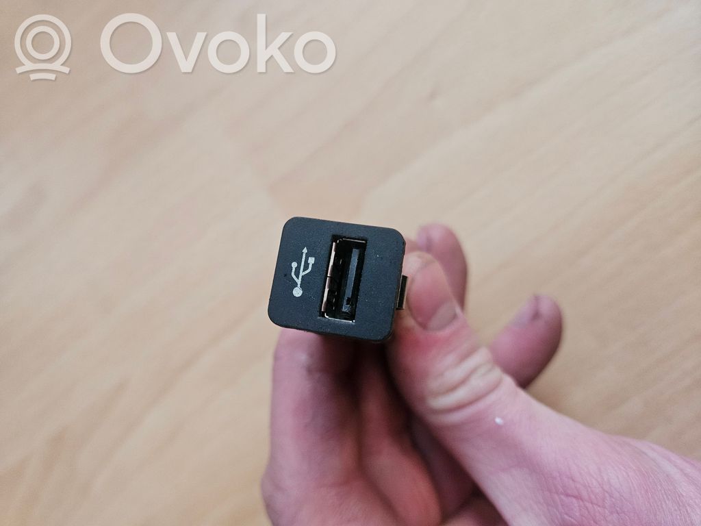 BMW 5 E60 E61 USB jungtis 