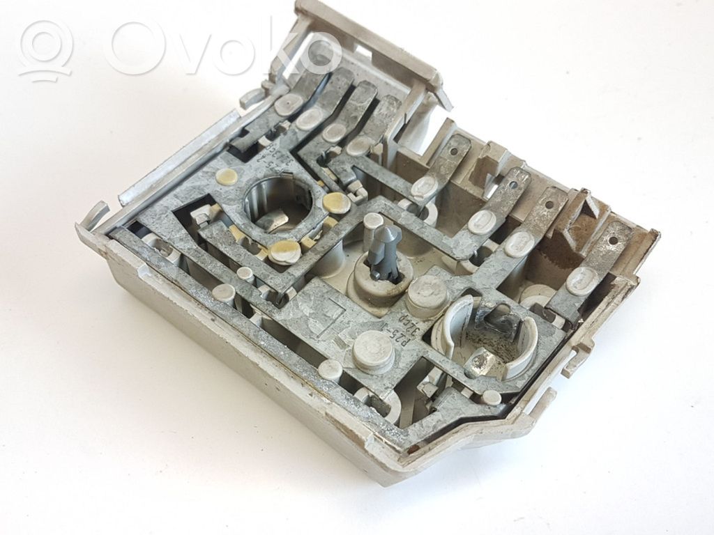 Audi 80 90 B3 Aizmugurējā luktura detaļa 