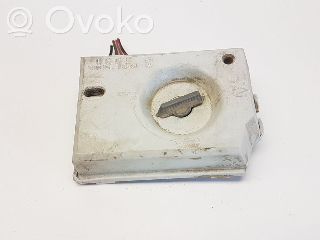 Audi 80 90 B3 Aizmugurējā luktura detaļa 