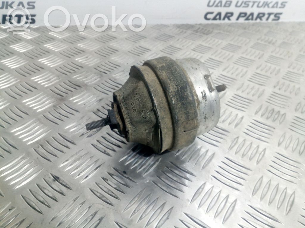 Volkswagen PASSAT B5 Engine mount bracket 