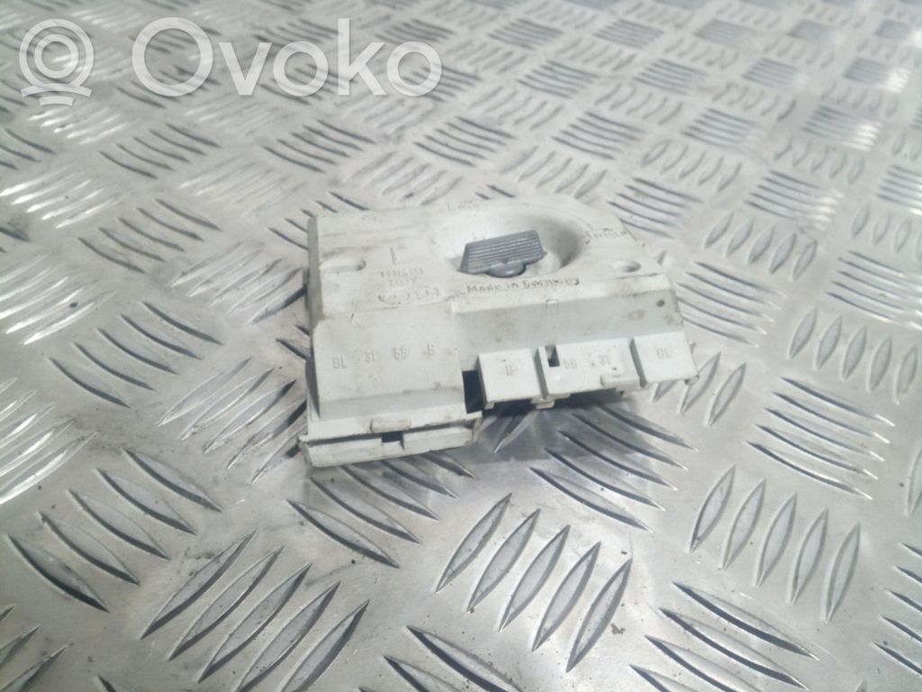 Audi 80 90 B3 Aizmugurējā luktura detaļa 