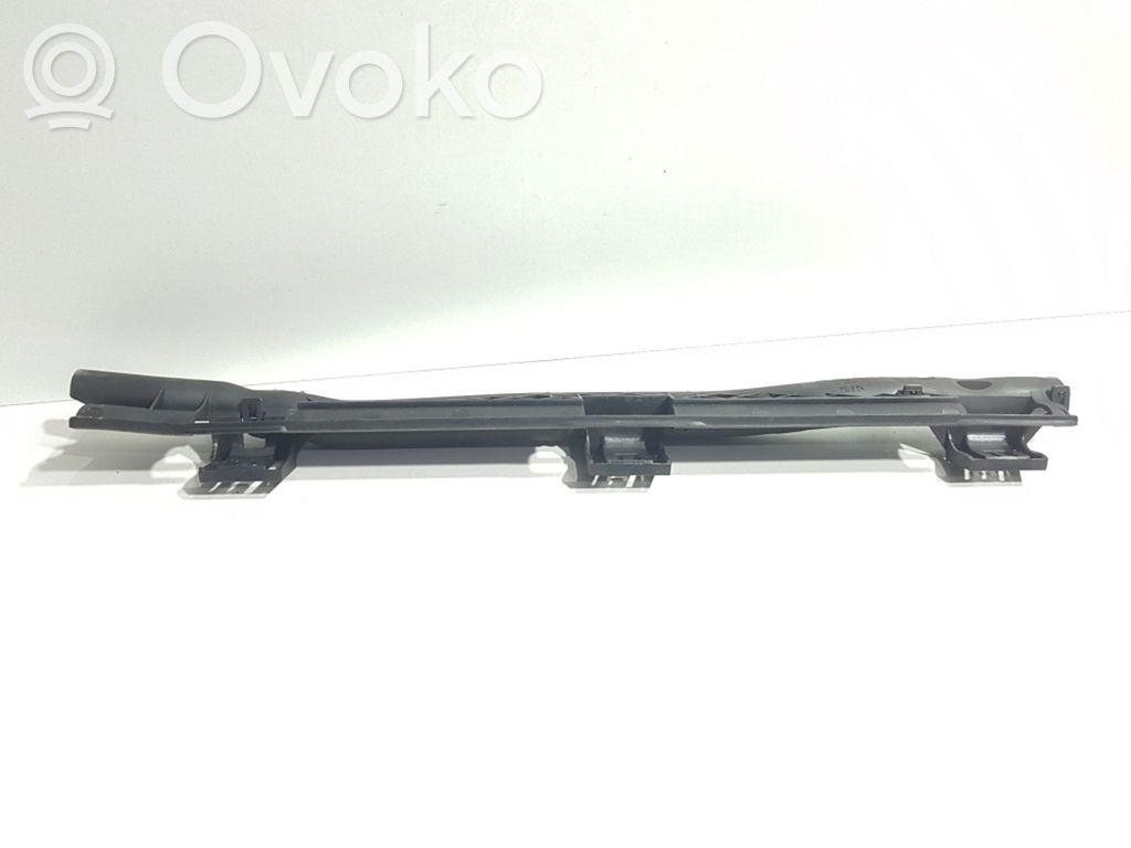 BMW 1 E81 E87 Kita variklio skyriaus detalė 