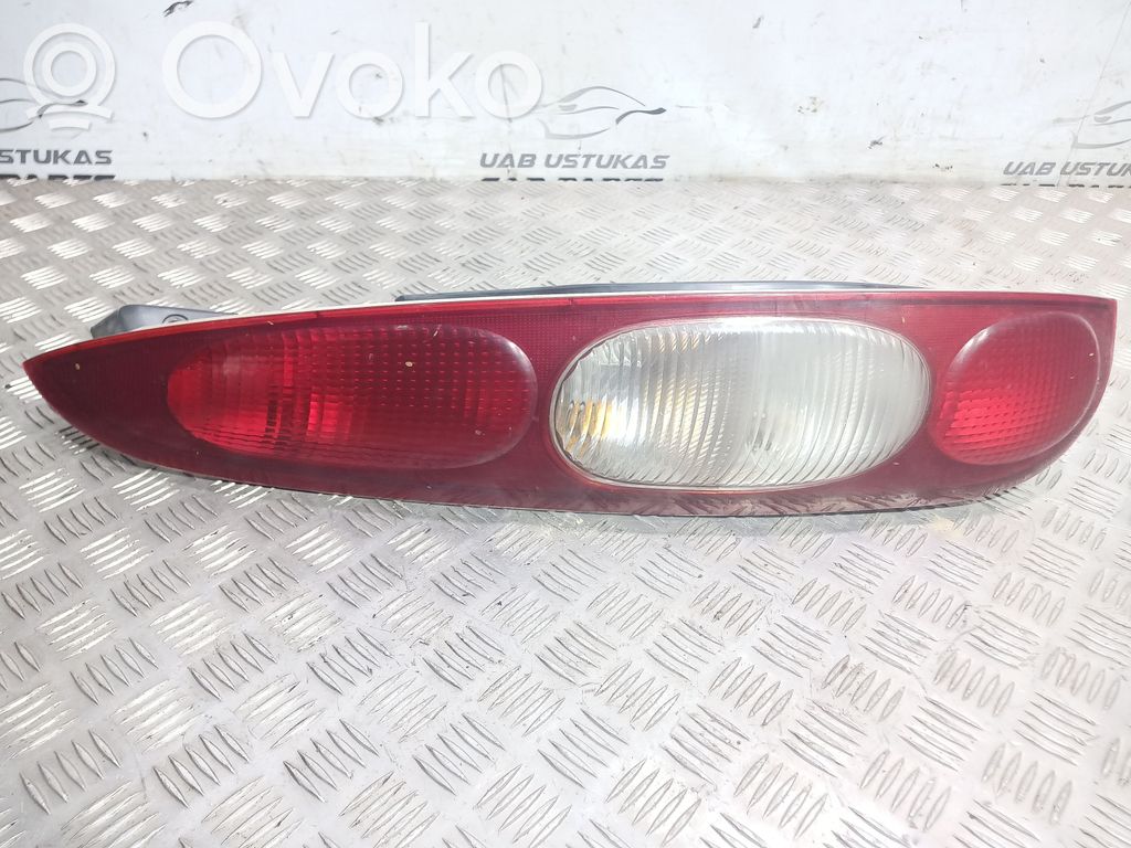 KIA Clarus Aizmugurējais lukturis virsbūvē 