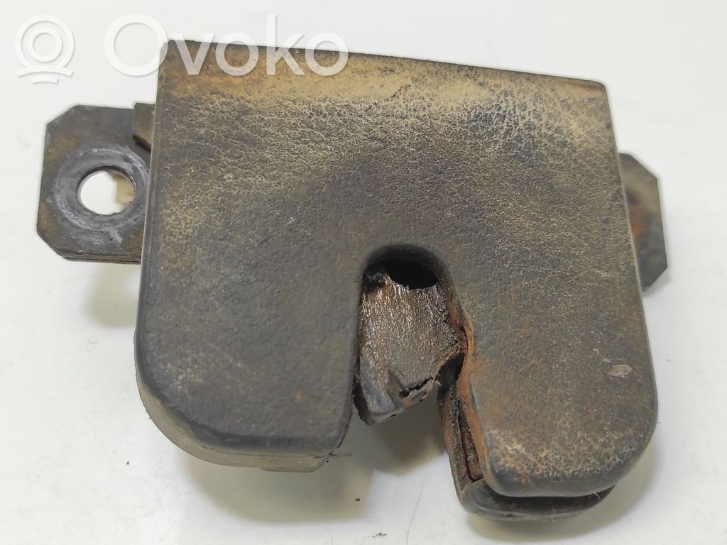 Volkswagen PASSAT B5 Aizmugurējā pārsega slēdzene 