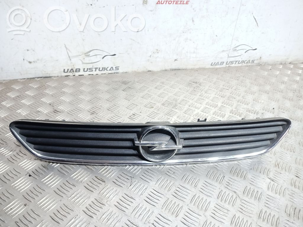 Opel Astra G Etupuskurin ylempi jäähdytinsäleikkö 