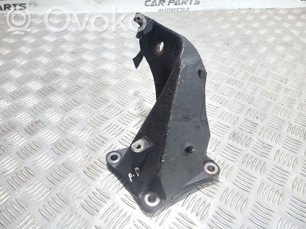 Land Rover Range Rover L322 Engine mounting bracket 