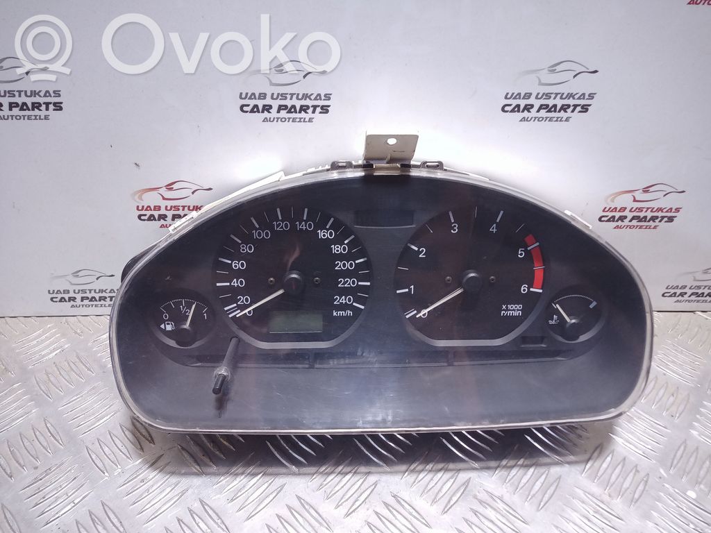 Mitsubishi Carisma Speedometer (instrument cluster) 