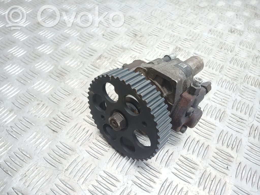 Opel Astra J Топливный насос 