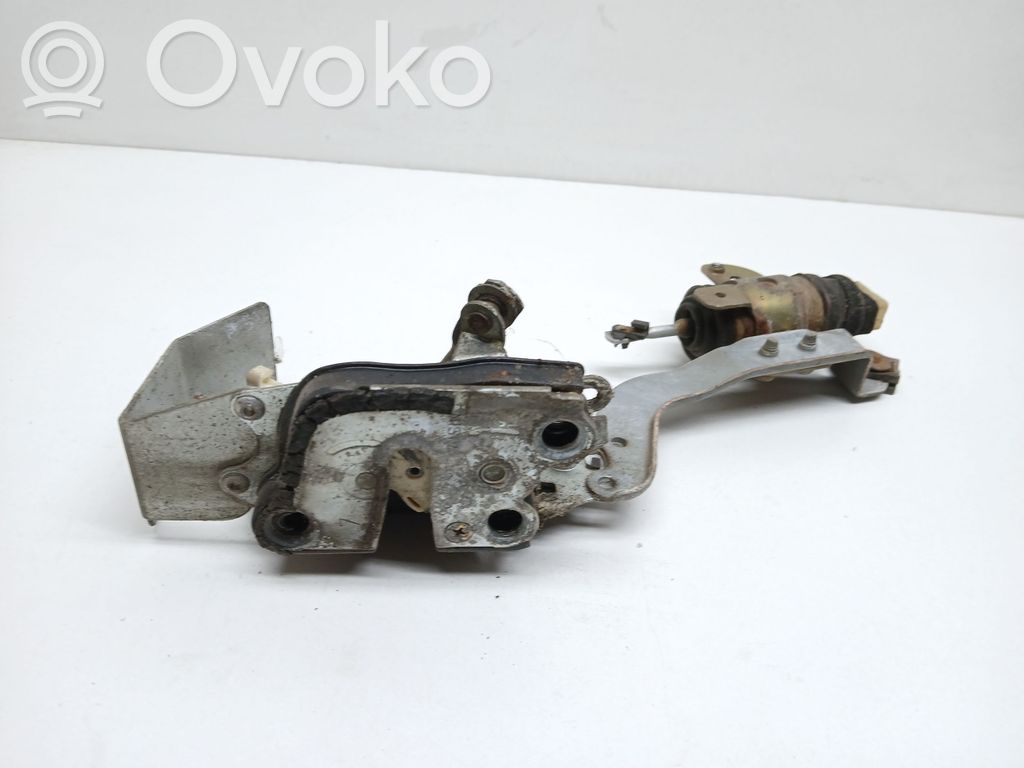 Toyota Corolla E90 Takaoven lukko 
