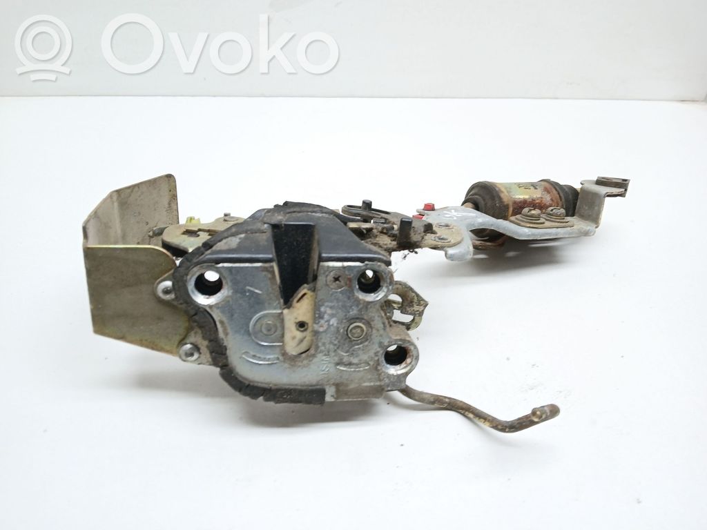 Toyota Corolla E90 Takaoven lukko 