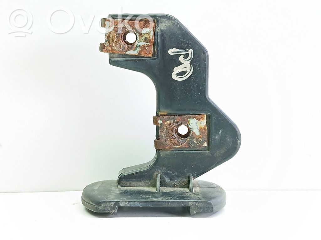 Front bumper mounting bracket   8159362