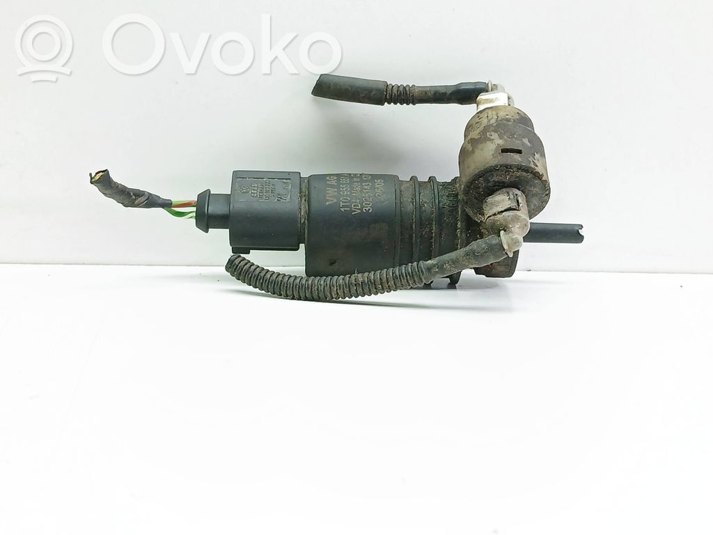 Volkswagen PASSAT B6 Windscreen/windshield washer pump 