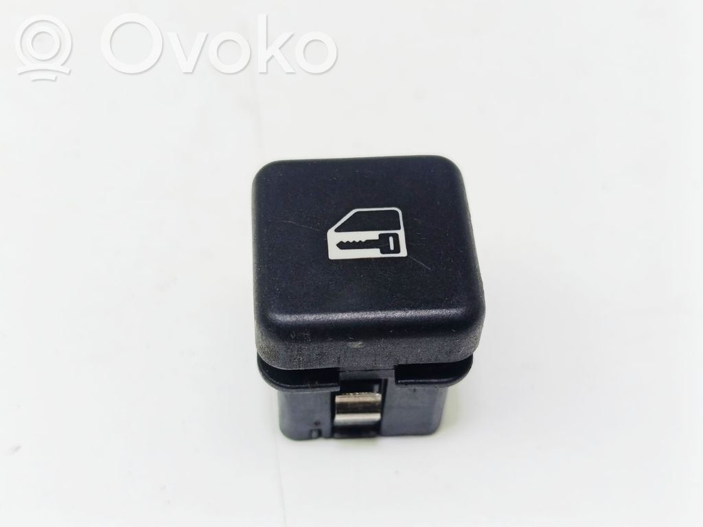 Keskuslukituksen kytkin   8360828