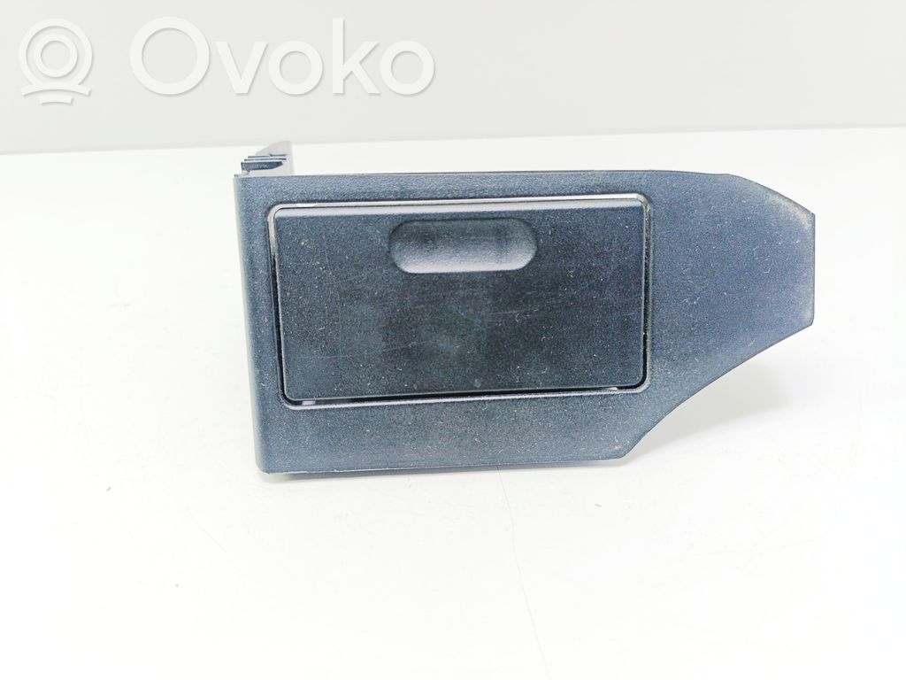 BMW 5 E39 Takaoven tuhkakuppi 