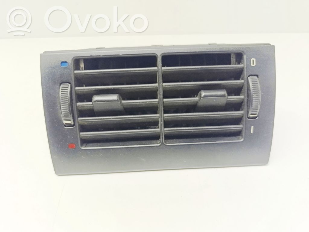 BMW 5 E39 Aizmugurējā gaisa - ventilācijas reste 