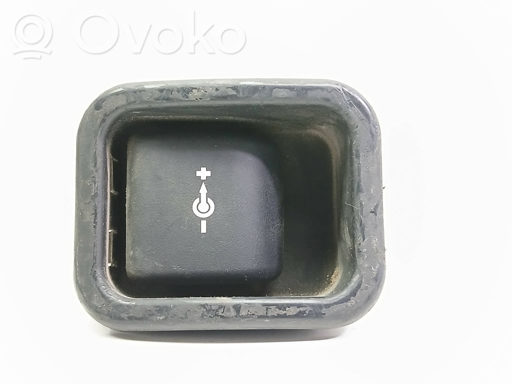 Enchufe de 12V (trasero)   7077849