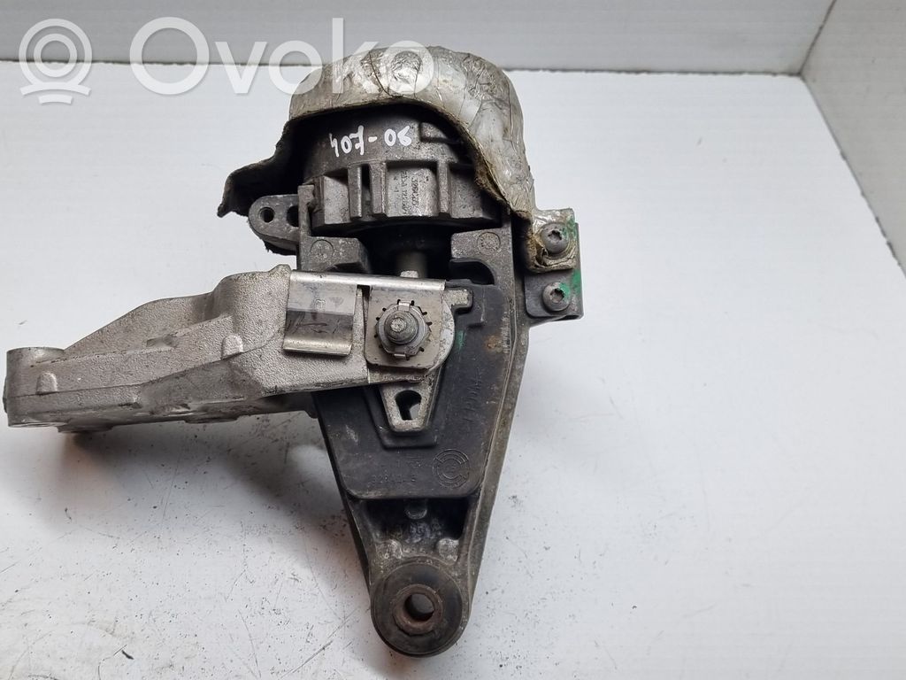 Peugeot 407 Engine mount bracket 