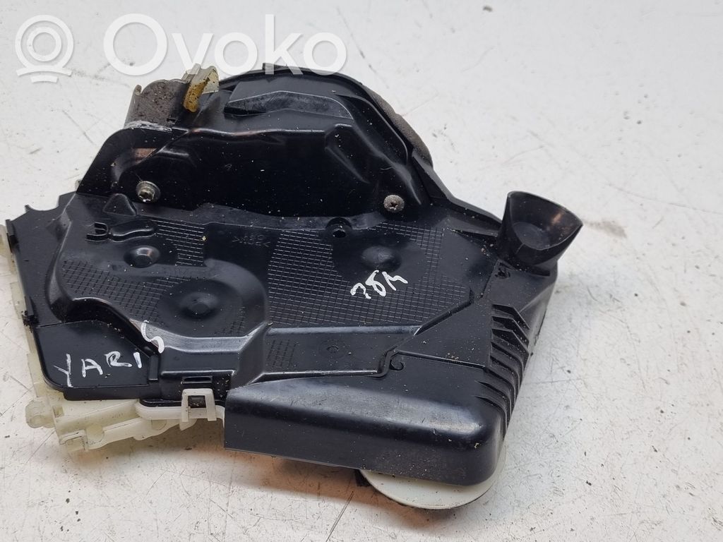Toyota Yaris Zamek drzwi przednich 