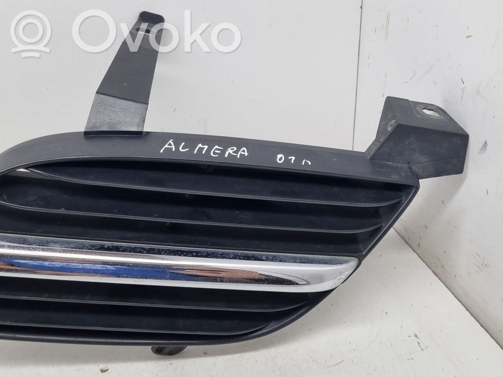Nissan Almera N16 Grotelės viršutinės 