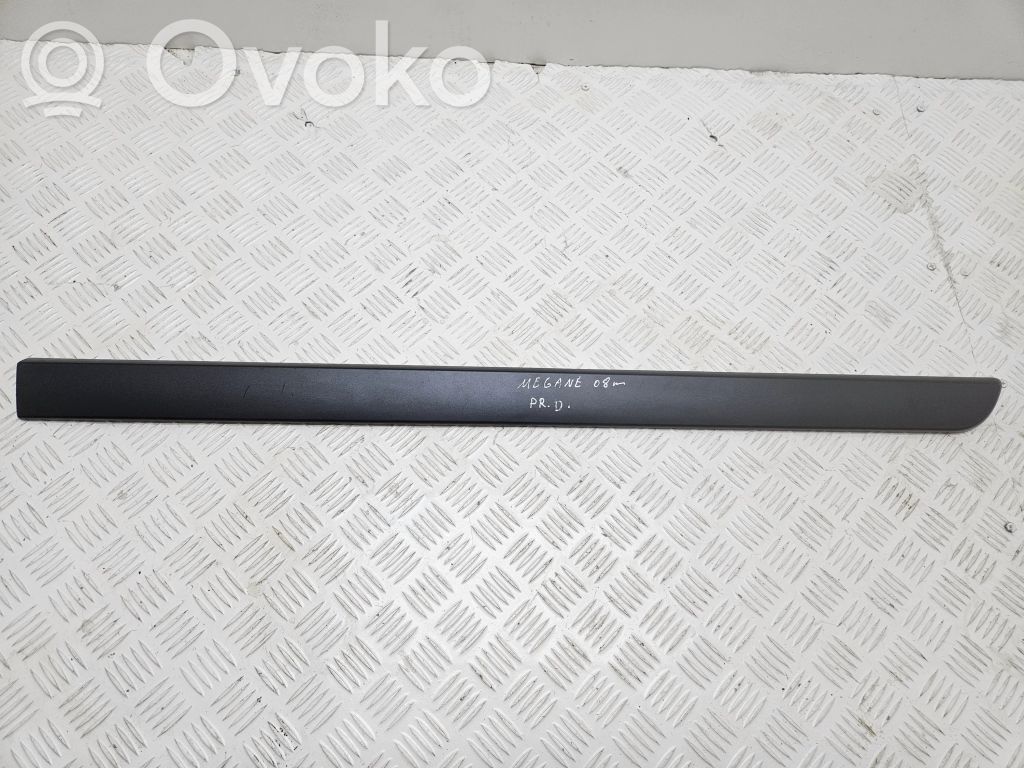 Renault Megane II Priekšpusē durvju dekoratīvā apdare (moldings) 