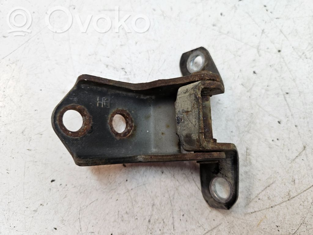 Bisagra inferior puerta delantera