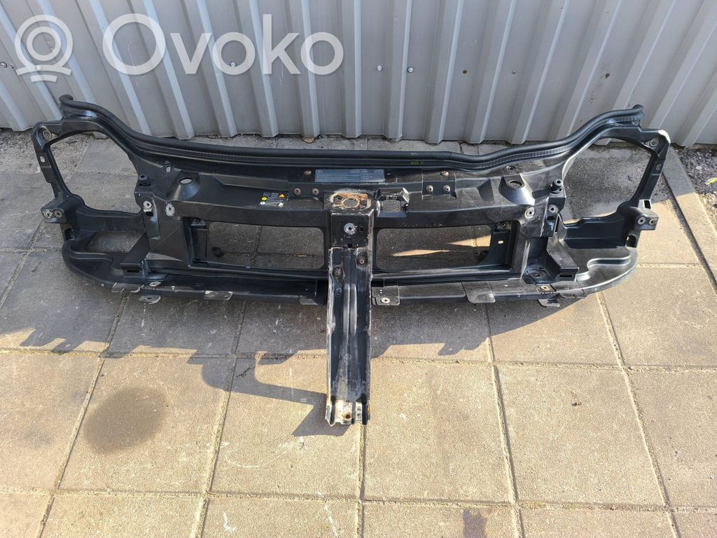 Opel Vivaro Pas przedni 