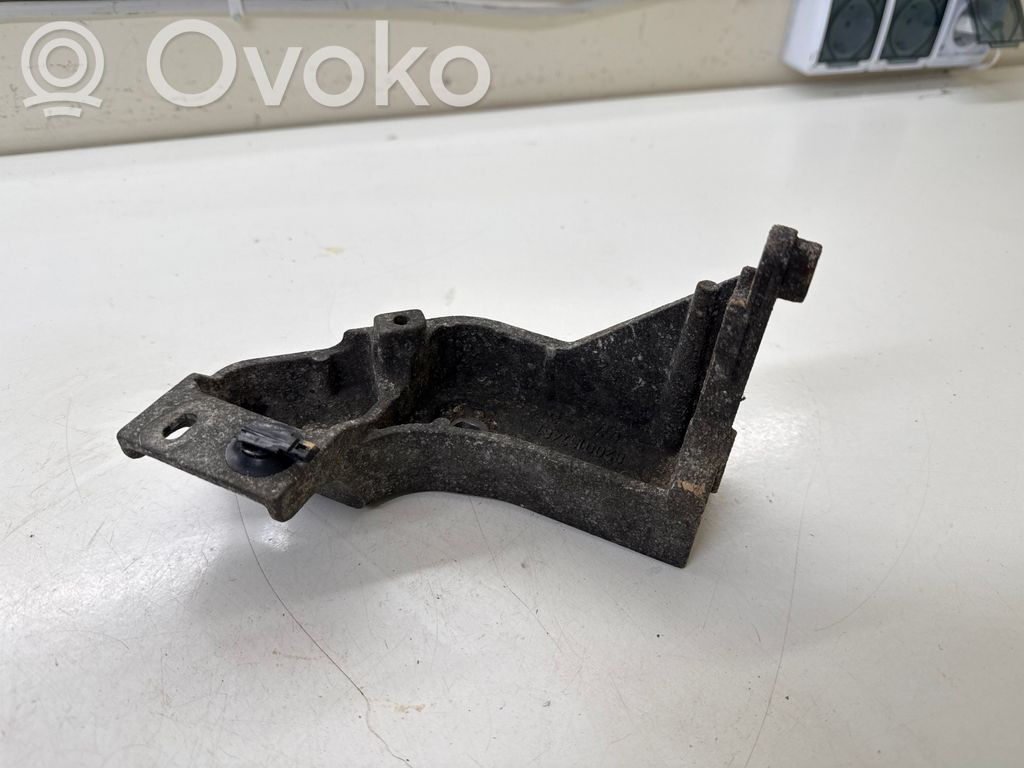 Engine mounting bracket   8200157461