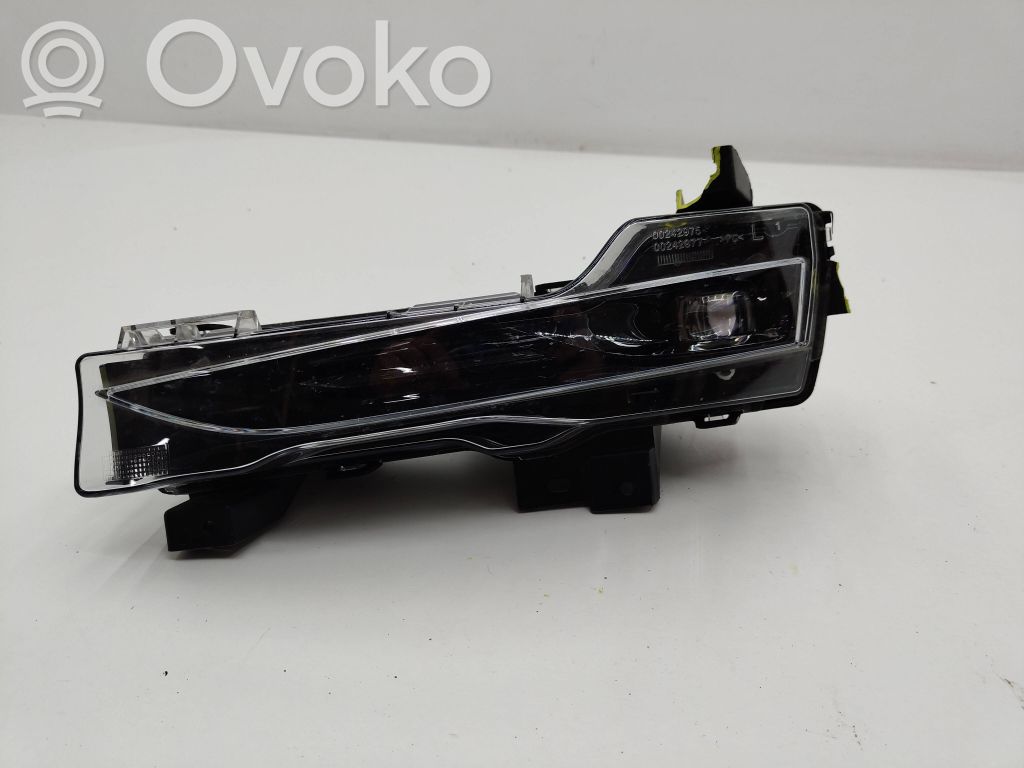 Tesla Model Y Miglas lukturis priekšā 