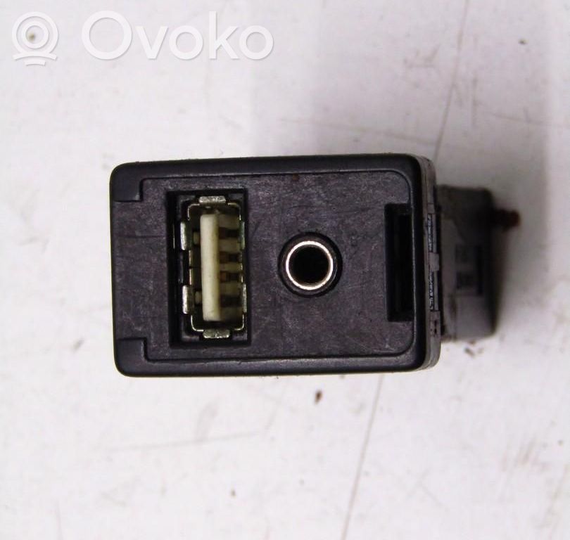 Toyota Prius (XW30) Enchufe conector entrada auxiliar 