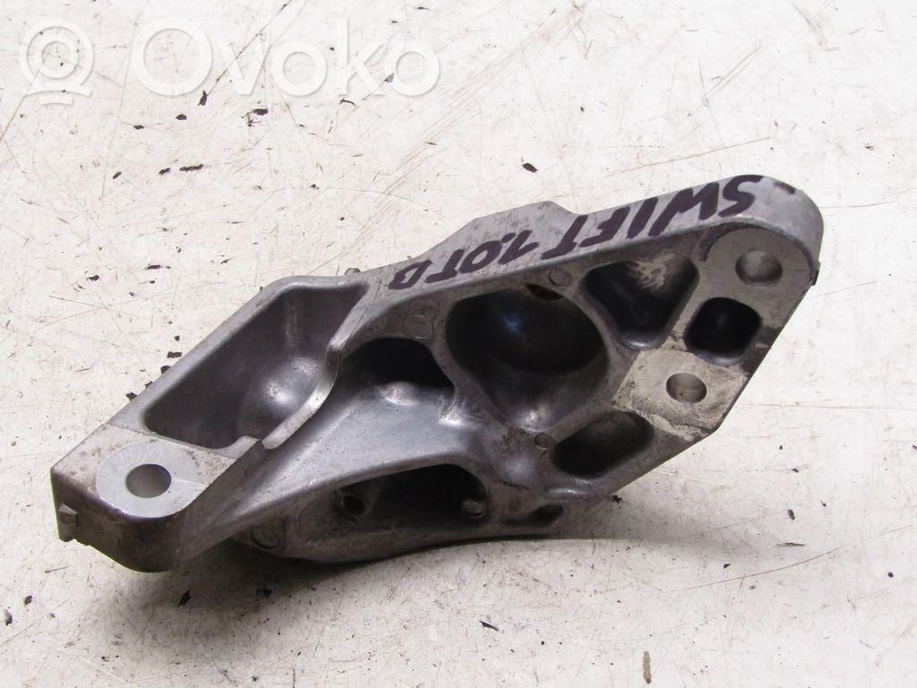 Suzuki Swift III Engine mounting bracket 