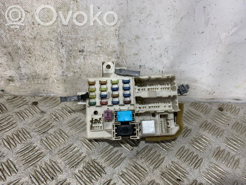 Mazda 6 Ramka / Moduł bezpieczników 