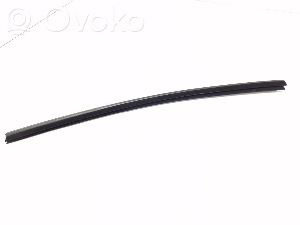Audi A4 S4 B9 Gumowa uszczelka szyby drzwi tylnych 