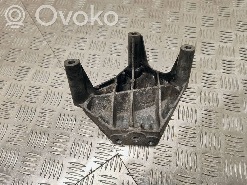 Opel Meriva B Engine mounting bracket 