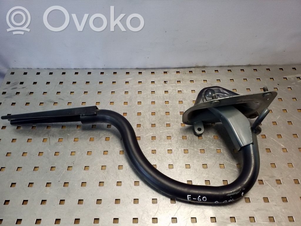 BMW 5 E60 E61 Aizmugurējā pārsega eņģe (-ess) 