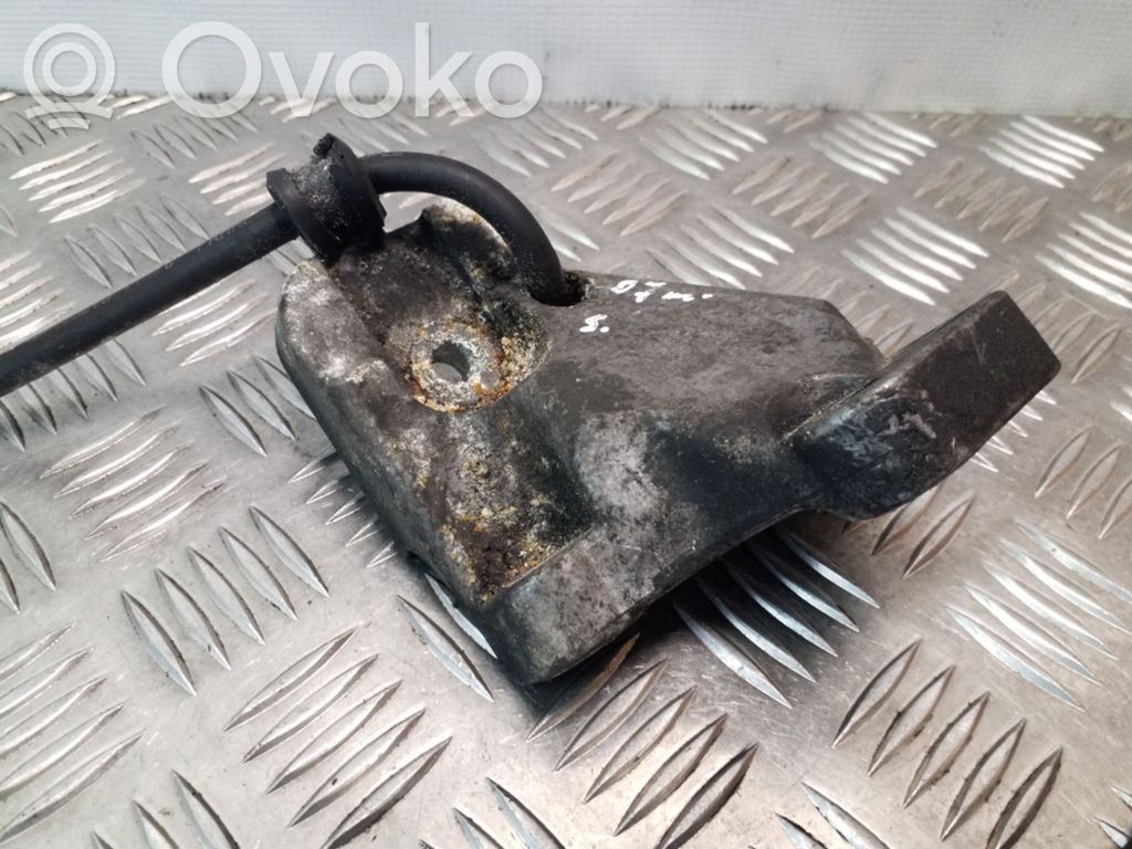 Volvo S60 Engine mounting bracket 