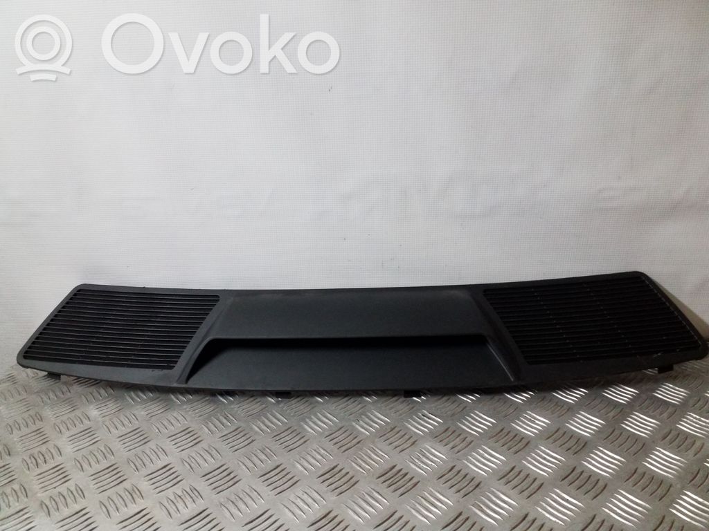 BMW 7 E65 E66 Grotelės palangėje 