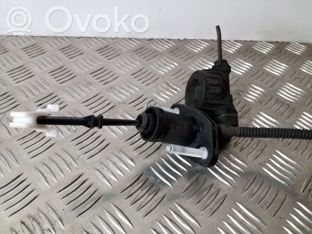Opel Astra J Kytkimen pääsylinteri 