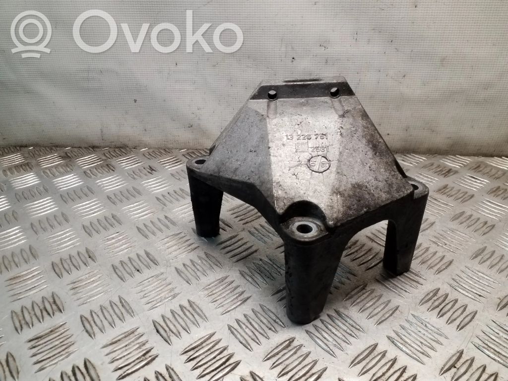 Opel Meriva B Engine mounting bracket 