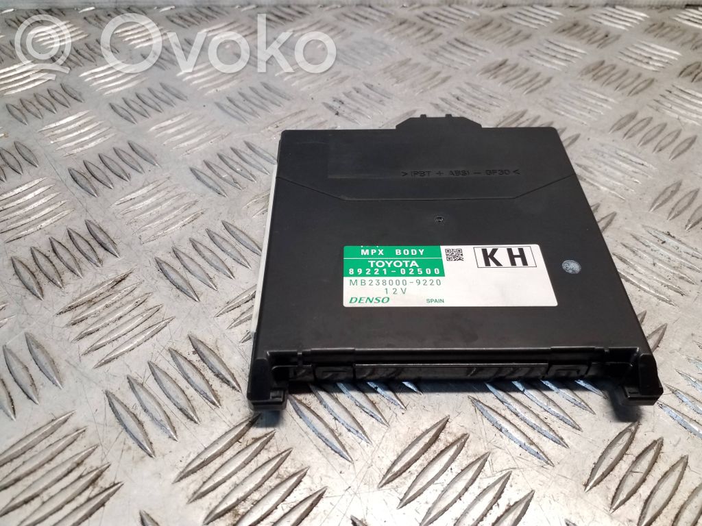 Toyota Auris E180 Korin keskiosan ohjainlaite 
