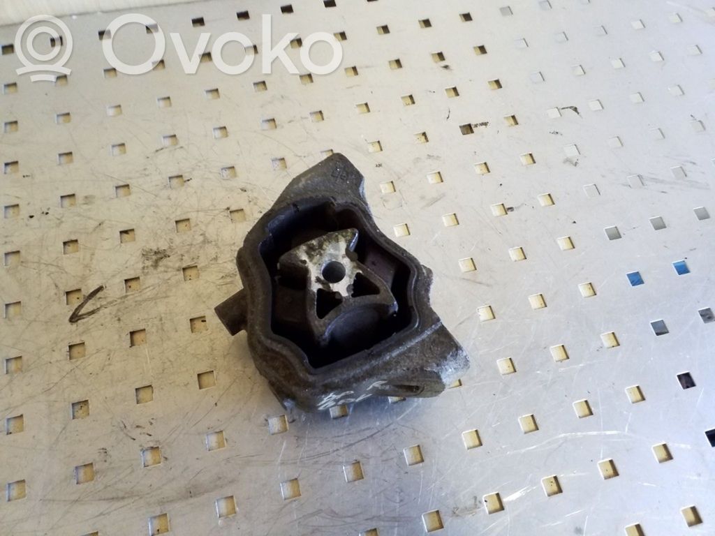 Engine mount bracket   TR8070M18