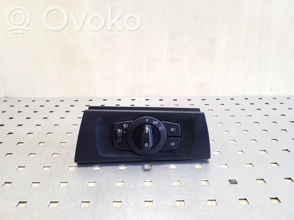 Light switch   693279402