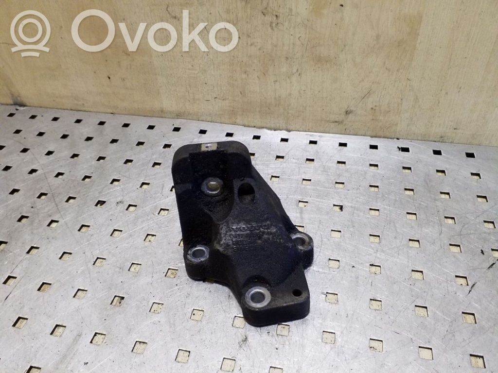 Volvo XC70 Engine mounting bracket 