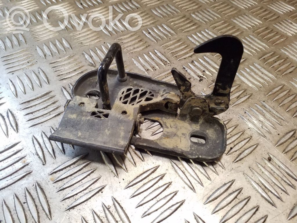 Spyna variklio dangčio