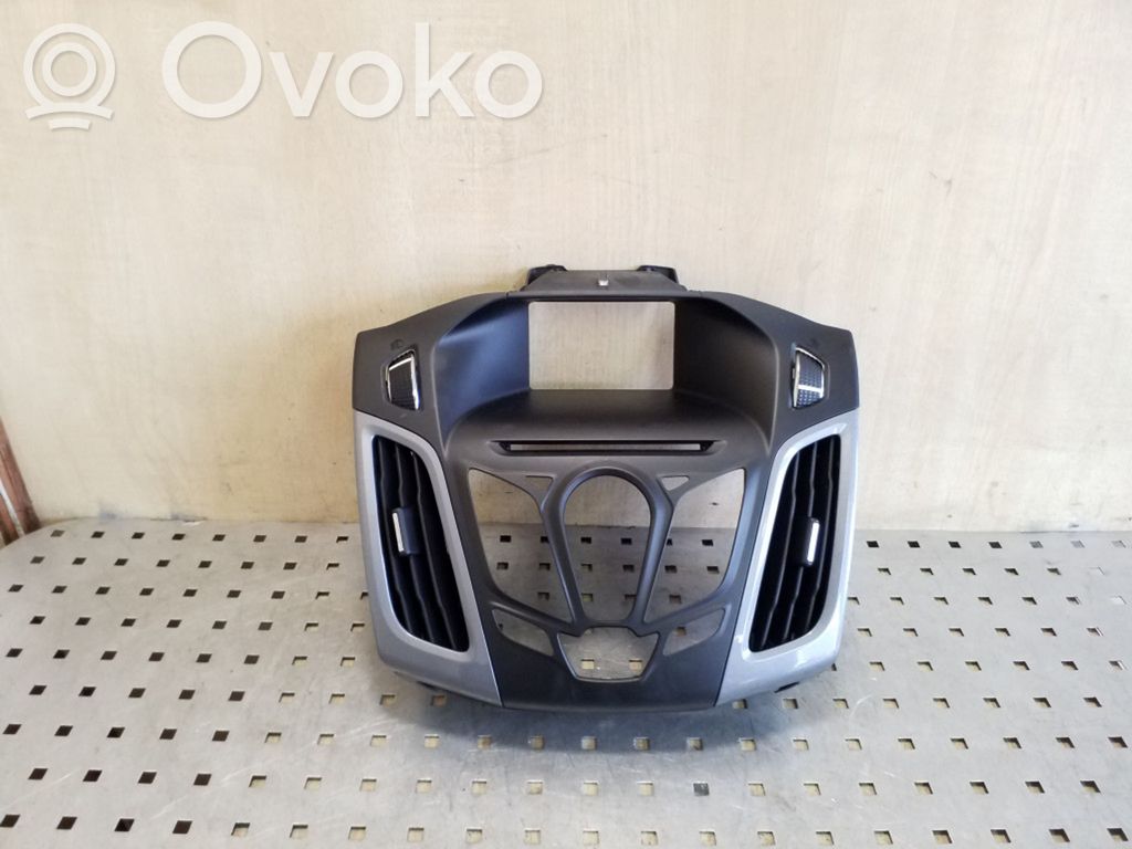 Ford Focus Radio/GPS head unit trim 