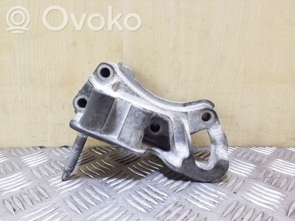 Ford Focus Engine mounting bracket 