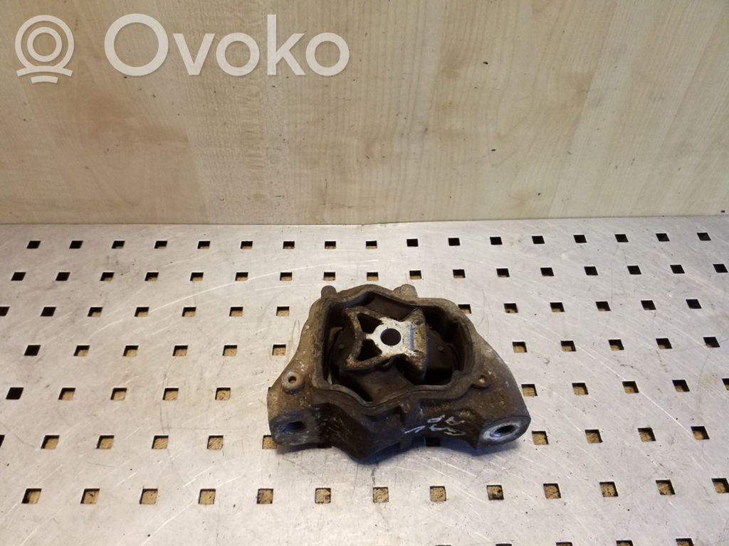 Volvo XC70 Engine mount bracket 