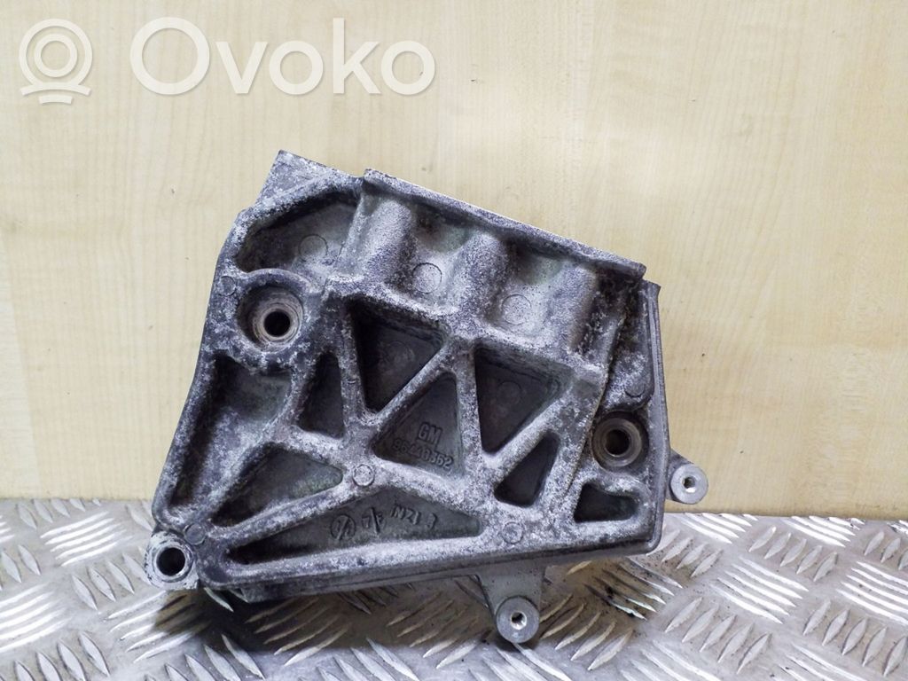 Chevrolet Captiva Engine mounting bracket 