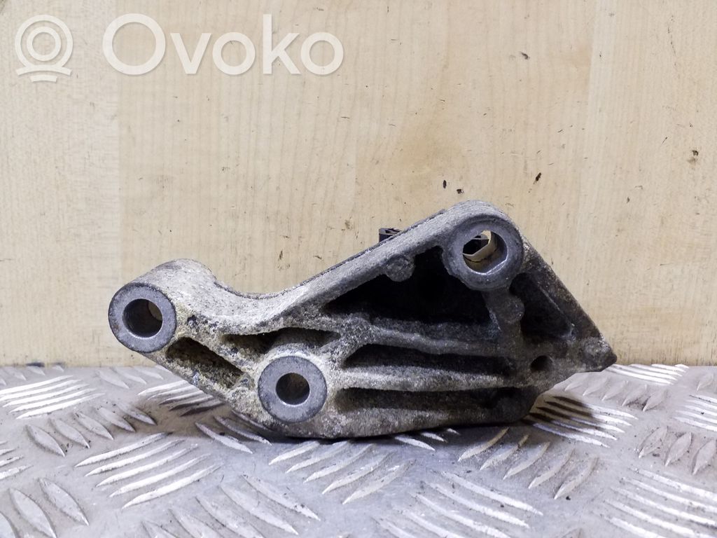 Nissan Primastar Engine mounting bracket 
