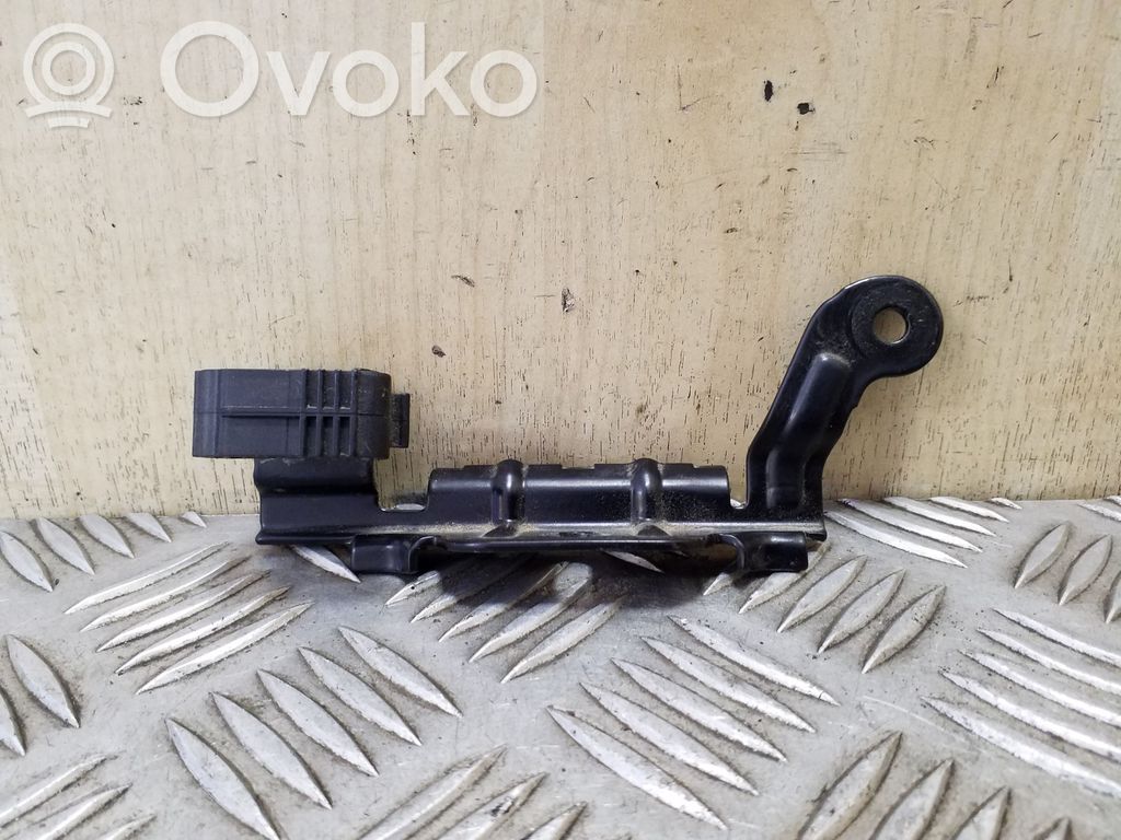Volvo V40 Cross country Akun kiinnike 