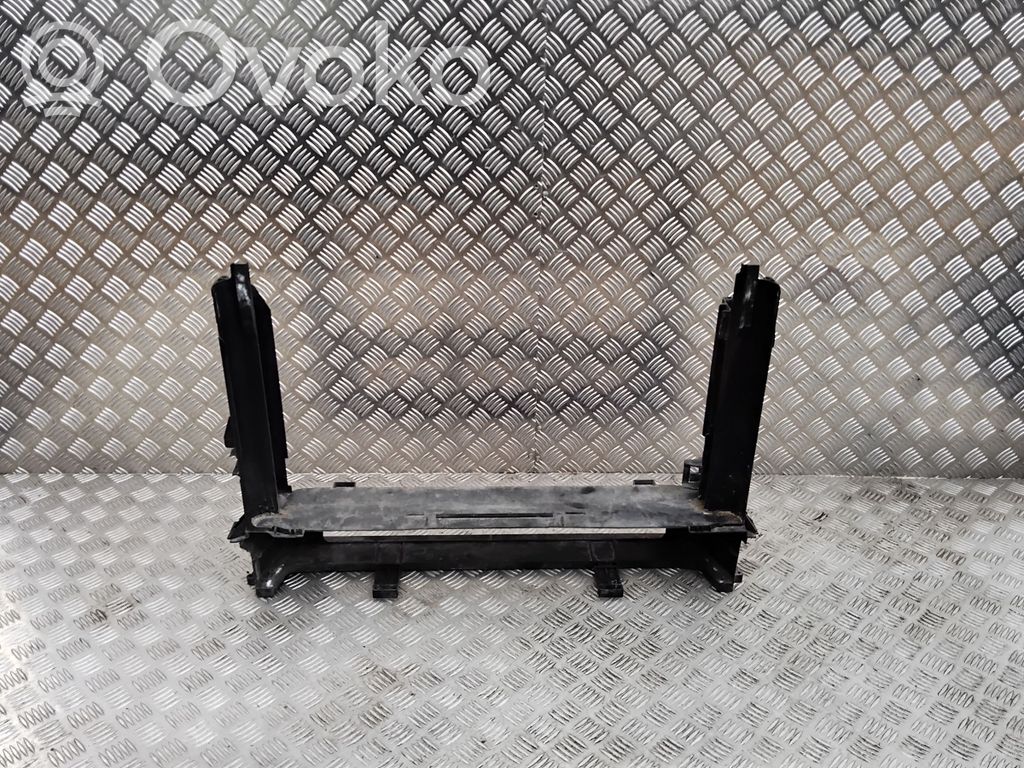 BMW 5 E60 E61 Radiatoru paneļa apakšējā daļa (televizora) 